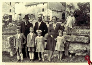 05 Foto di famiglia con Giuseppe Pezzo, il figlio Beniamino, la nuora Argentina e i nipoti Ilario, Giuseppe, Livia, Rita e Aurora. Sullo sfondo, la contrada Foi.